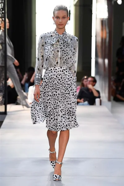 Look 10